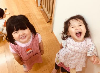 子どもたちがニコニコ笑っている写真