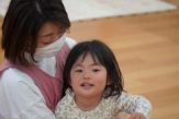 保育スタッフと女の子