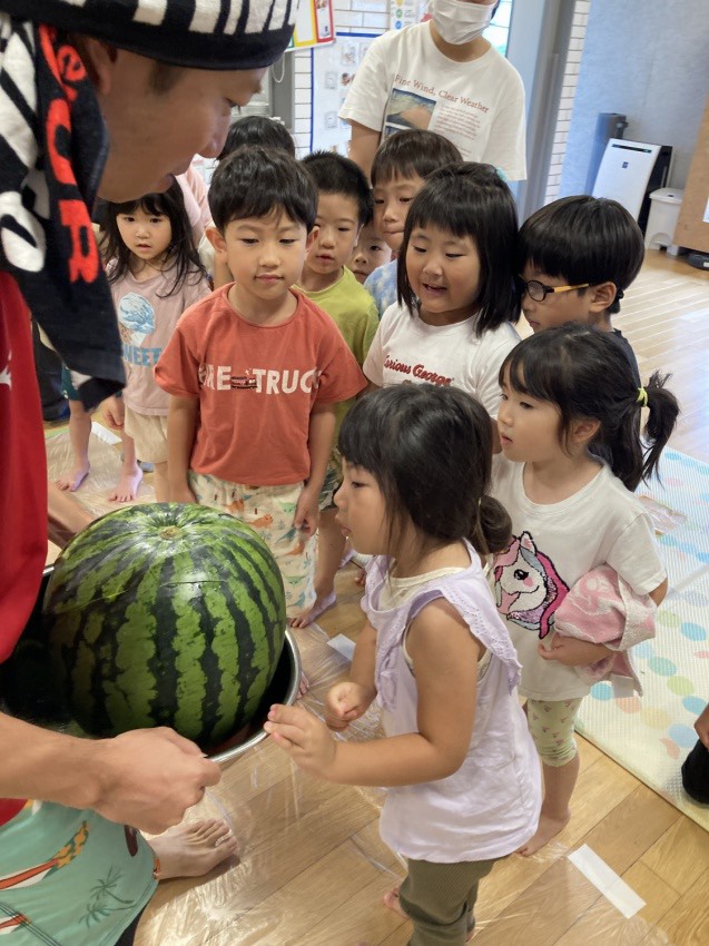 スイカに興味津々な子どもたち