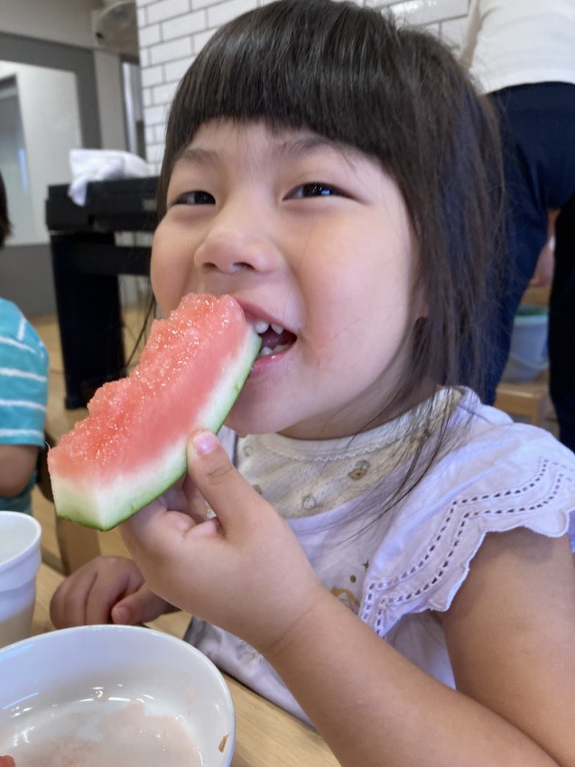 スイカを食べる園児