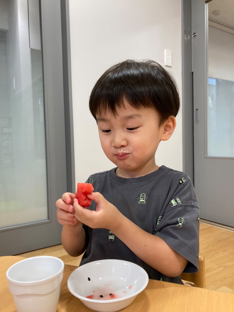 スイカを食べる園児