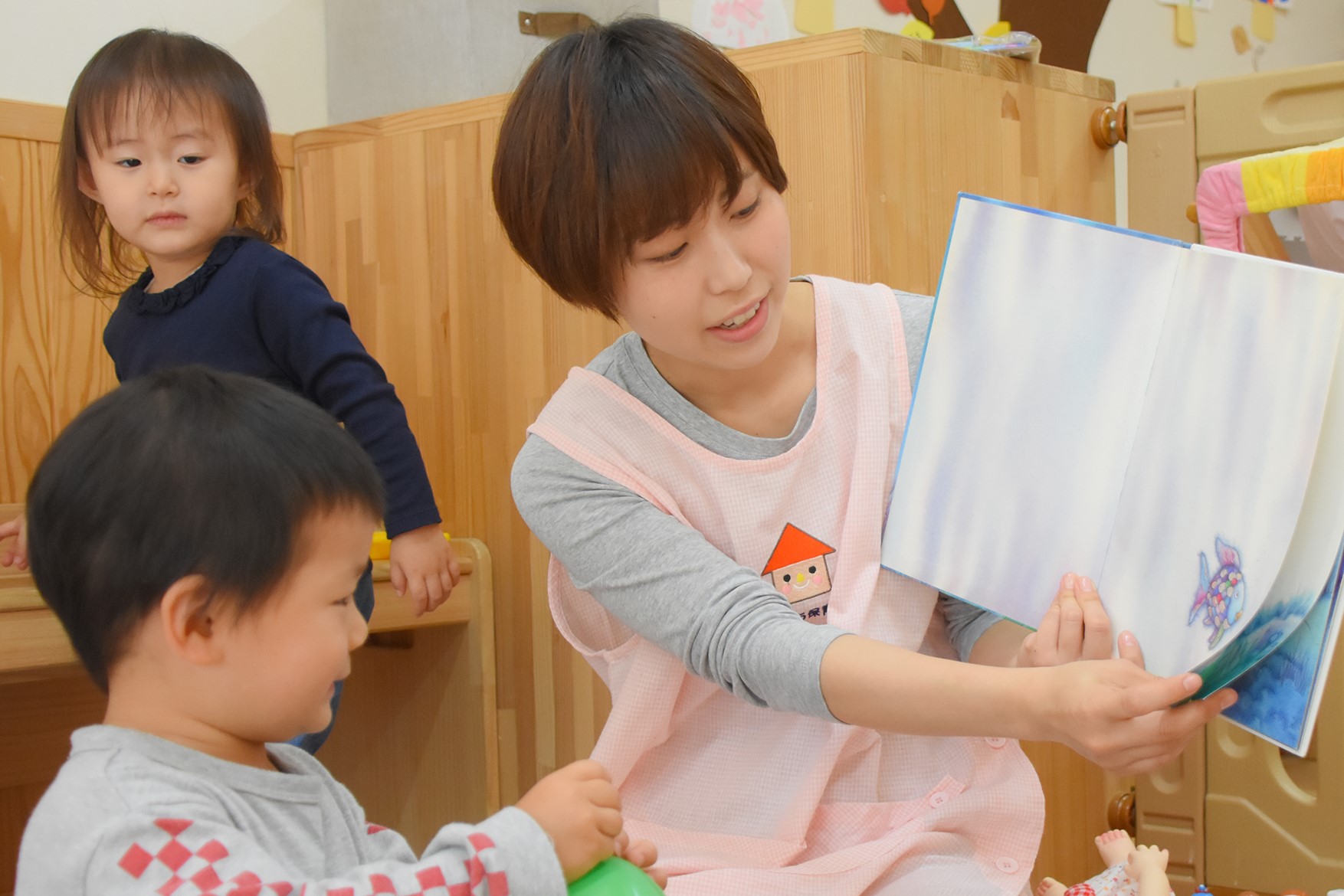 保育士とこどもたちの様子