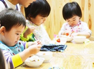 園児たちが食事をする様子