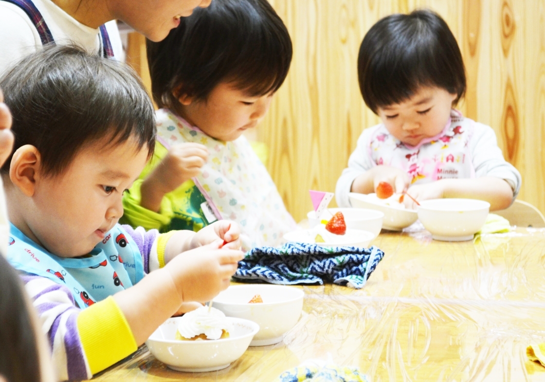 園児たちが食事をする様子