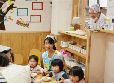 保育スタッフと料理スタッフと園児の様子
