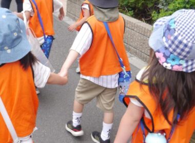 手を繋いで歩く園児の様子