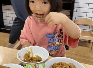 カレーを食べる園児