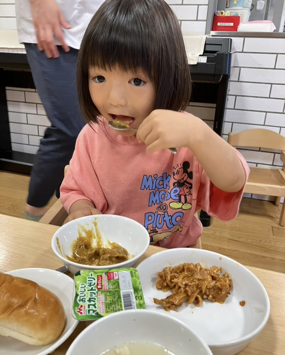 カレーを食べる園児
