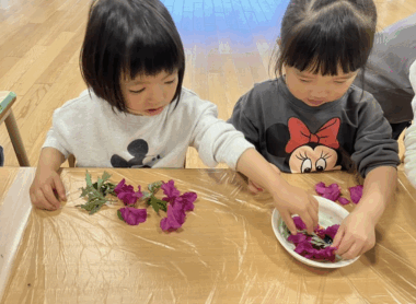 よもぎで遊ぶ様子