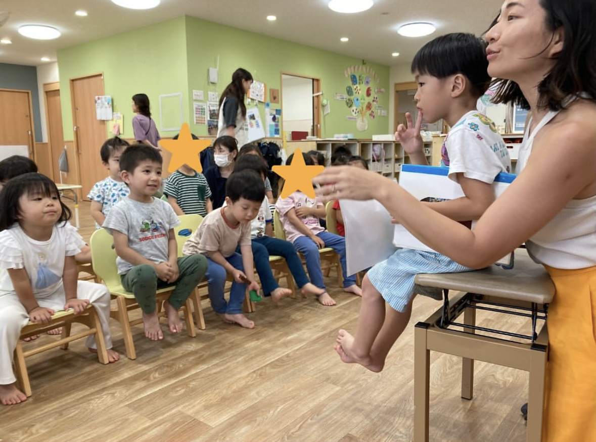 興味津々にお話を聞く園児たち