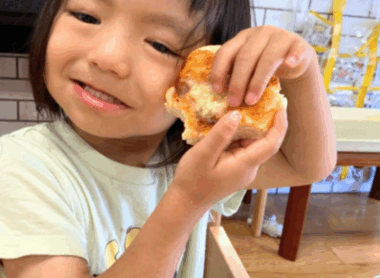 ピザパンを食べる園児の様子