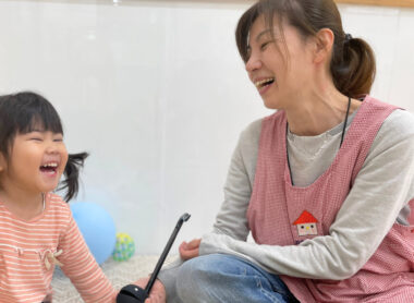 保育スタッフと園児の様子