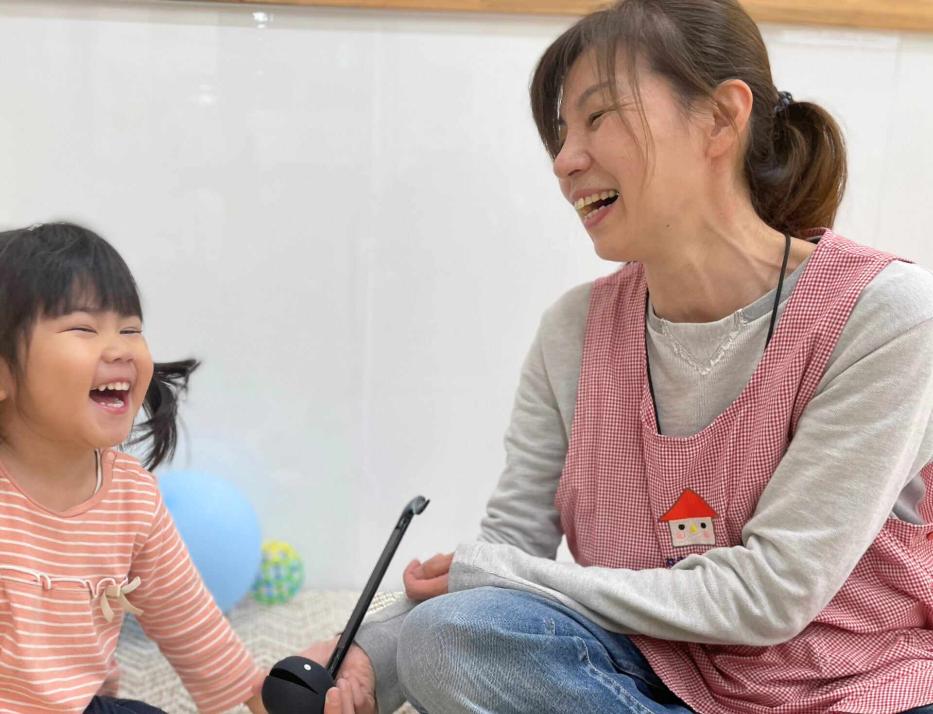 保育スタッフと園児の様子