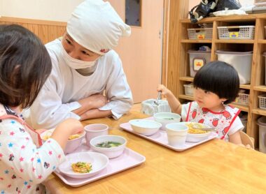 栄養士と園児の様子