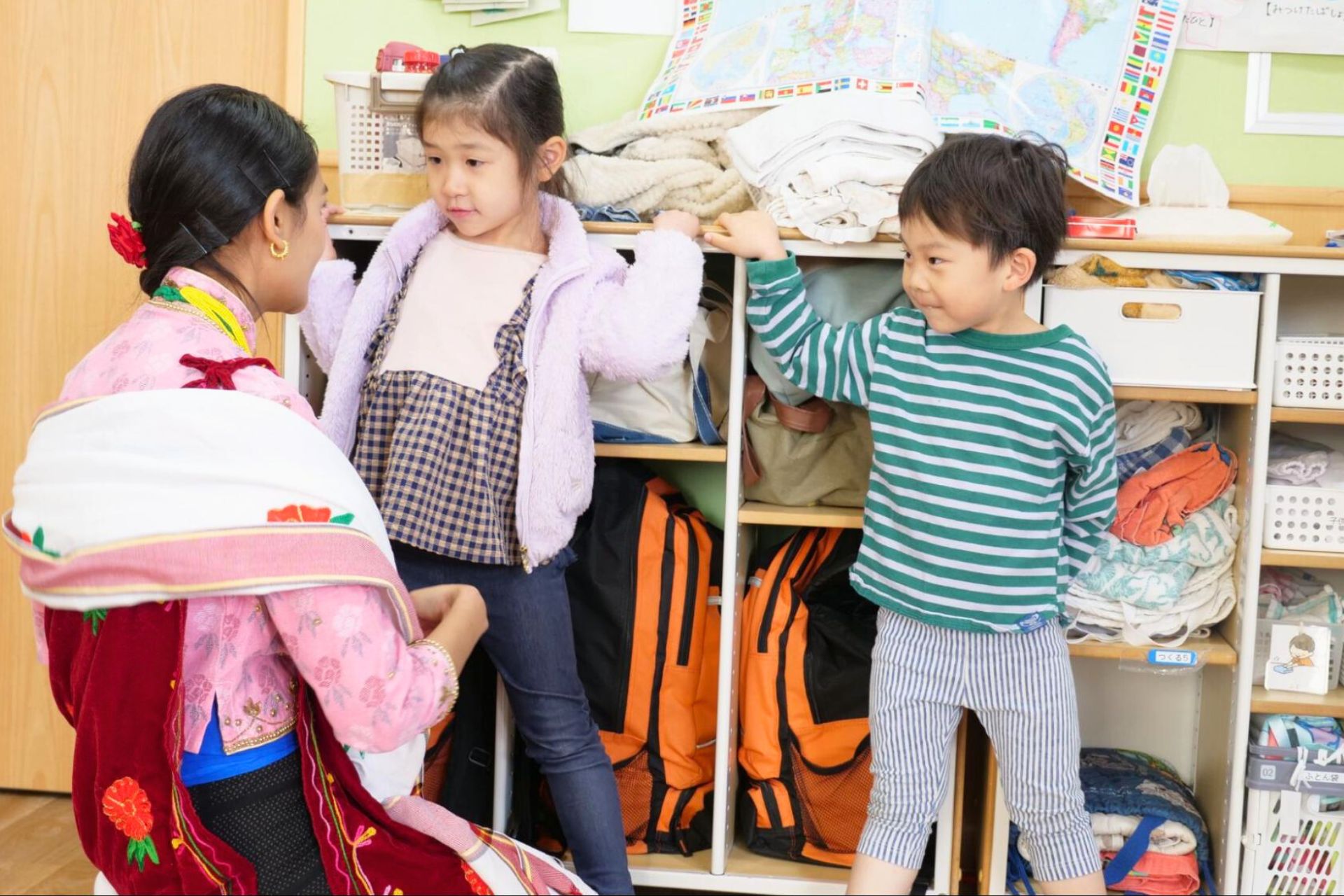 留学生が遊びに来た！緊張とワクワクするこどもたち