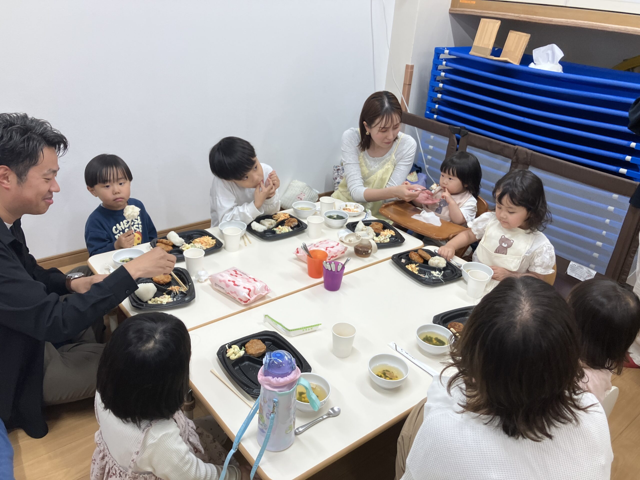「おうち保育園木町どおり」でこども食堂を開催した際の座談会の様子。